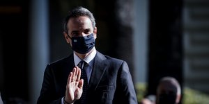 Ο Μητσοτάκης με μάσκα χαιρετά
