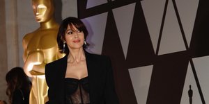 Η Μόνικα Μπελούτσι με μαύρο σύνολο