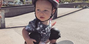 Η 15 μηνών Πόλι Αν που λατρεύει το skateboard