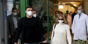 Η Τζένη Μπαλατσινού με τον Βασίλη Κικίλια και το μωρό