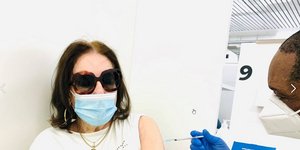 Εμβολιάστηκε η Νάνα Μούσχουρη κατά του κορωνοϊού