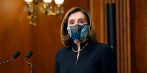 Η Νάνσι Πελόζι με μάσκα