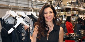 Η Ναταλία Δραγούμη κρατάει ένα ρούχο σε κρεμάστρα