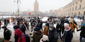 Ρωσία: Η αστυνομία της Μόσχας έθεσε υπό κράτηση περίπου 100 ανθρώπους στη διαδήλωση υπέρ του Ναβάλνι, σύμφωνα με αυτόπτες μάρτυρες του Reuters	