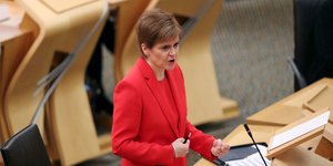 Η Νίκολα Στέρτζιον στη Βουλή με κόκκινο συνολάκι