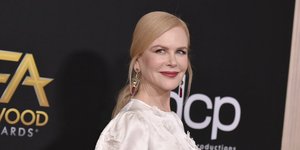 Η Νικόλ Κίντμαν με σκουλαρίκια και κόκκινο κραγιόν