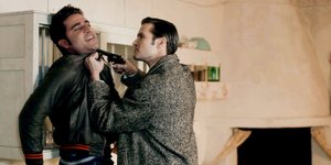 Ο Νικηφόρος απειλεί με όπλο τον Μπάμπη στα επόμενα επεισόδια της σειράς «Άγριες Μέλισσες»