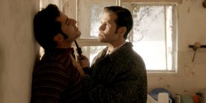 Ο Νικηφόρος απειλεί με όπλο τον Μπάμπη στα επόμενα επεισόδια της σειράς «Άγριες Μέλισσες»