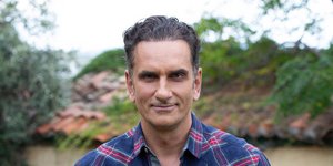 Ο ηθοποιός Νίκος Ψαρράς μπαίνει στο «Καφέ της Χαράς»