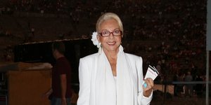 Η Νόνικα Γαληνέα ντυμένη με λευκό κοστούμι