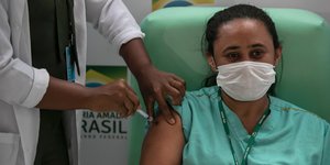 Νοσηλεύτρια κάνει το εμβόλιο για κορωνοϊό στην Βραζιλία