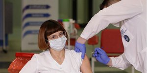 Νοσοκόμα στην Πολωνία κάνει την πρώτη δόση του εμβολίου ενάντια στον κορωνοϊό