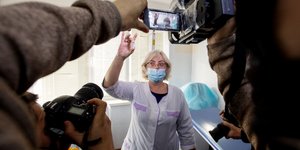 Νοσοκόμα στη Ρωσία με το εμβόλιο ενάντια στον κορωνοϊό ανά χείρας