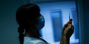 Νοσοκόμα με σύριγγα στο χέρι για το εμβόλιο ενάντια στον κορωνοϊό