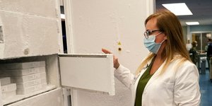 Νοσοκόμα μπροστά σε δόσεις εμβολίου για τον κορωνοϊό στις ΗΠΑ