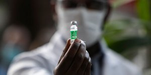 Νοσοκόμος κρατά ένα φυαλίδιο του εμβολίου ενάντια στον κορωνοϊό