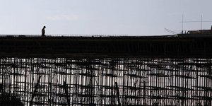 Εργάτης σε υπό ανέγερση γέφυρα
