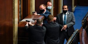 Αστυνομικοί τραβούν όπλα στο Καπιτώλιο