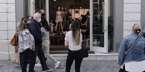 Ουρά σε κατάστημα στην Ερμού
