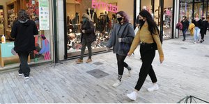 Πολίτες έξω από μαγαζιά