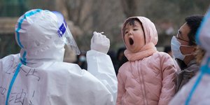 Παιδάκι στην Κίνα ετοιμάζεται να κάνει τεστ κορωνοϊού