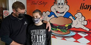 Παιδί και πατέρας με μάσκα