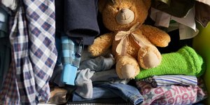 Παιδική ντουλάπα με ρούχα και αρκούδο 