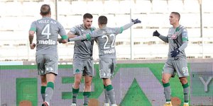 Οι παίκτες του Παναθηναϊκού πανηγυρίζουν γκολ