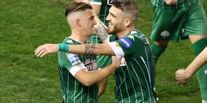 Πανηγυρίζουν οι παίκτες του Παναθηναϊκού