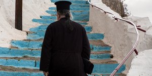 παππας ανεβαινει σκαλια μπλε