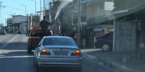 Απίστευτο: Παπάς στη Λαμία ανέβηκε σε καρότσα έριχνε αγιασμό με τη... μάνικα