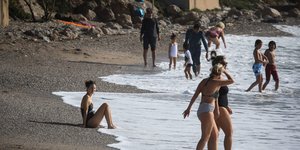 Αθηναίοι φόρεσαν τα μαγιό τους και βούτηξαν στη θάλασσα