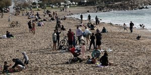 Κοσμοσυρροή στην παραλία Γλυφάδας