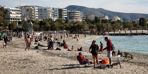 Κόσμος βρέθηκε στην παραλία του Φλοίσβου ανήμερα των Θεοφανείων