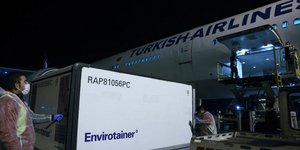 Παρτίδες με τις πρώτες δόσεις του εμβολίου φτάνουν στην Τουρκία