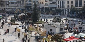 Κόσμος σε πλατεία στην Πάτρα