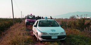 Περιπολικό σε χωράφι