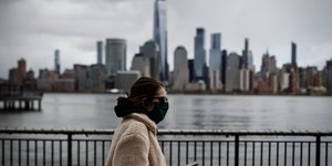 Γυναίκα περπατά σε ποτάμι στο Νιου Τζέρσεϊ 