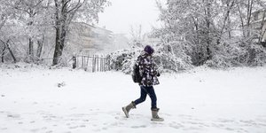 Πεζή περπατά στο χιόνι