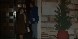 Πιστή ύψωσε το μεσαίο δάχτυλο στις κάμερες έξω από εκκλησία στη Θεσσαλονίκη