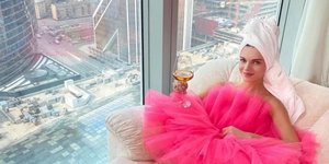 Η Anya A είπε στους θαυμαστές της «να μην ανησυχούν» επιδεικνύοντας το πολυτελές διαμέρισμά της στη Μόσχα 