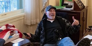 Καπιτώλιο: Συνελήφθη ο άνδρας που «φωτογραφήθηκε» με τα πόδια πάνω στο γραφείο της Πελόζι