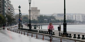 Γυναίκα κάνει ποδήλατο στην παραλία Θεσσαλονίκης