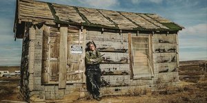 Η 36χρονη Έιλιν Μούζα μπροστά σε καλύβα της πόλης φάντασμα Σίσκο