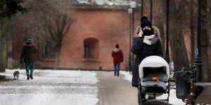 Πολίτες με μάσκες στη χιονισμένη πρωτεύουσα της Πολωνίας, Βαρσοβία