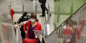 Πολίτης με μάσκα στο αεροδρόμιο της Αυστρίας