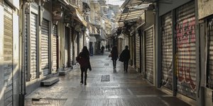 Επιχειρήσεις με κατεβασμένα ρολά λόγω της πανδημίας