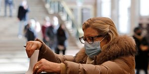 Πολίτης ρίχνει το ψηφοδέλτιό του στην κάλπη, στην Πορτογαλία