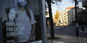 πινακίδα με νοσοκόμα με μάσκα σε δρόμο της Πορτογαλίας