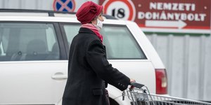 γυναικα κοκκινο καπελο